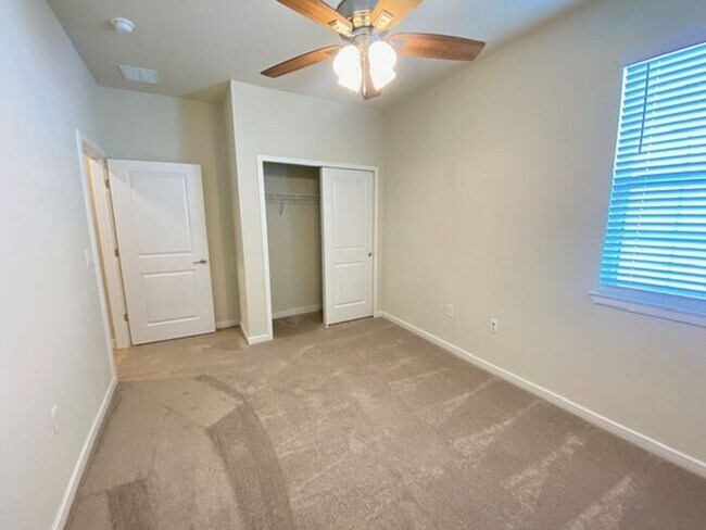 Building Photo - 4/2 Single family home