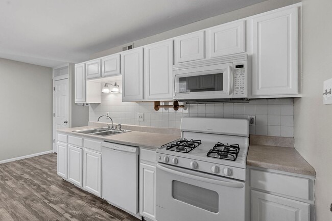 Building Photo - Newly Updated 3-Bedroom Duplex with Fresh ...