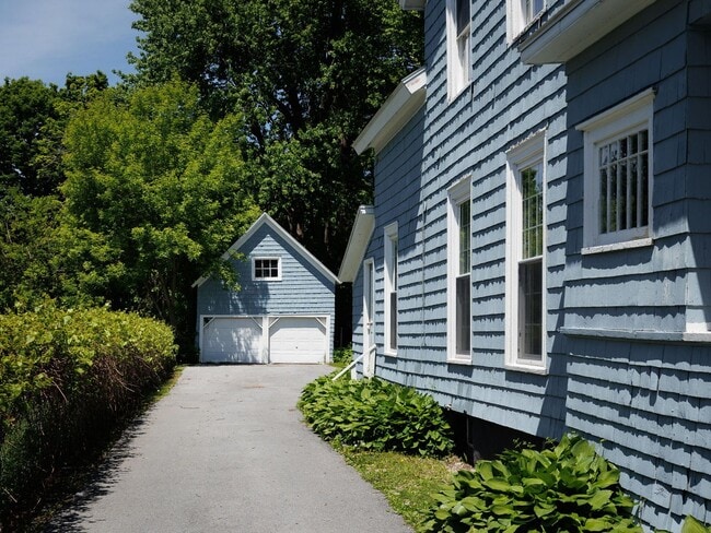 Building Photo - Charming and spacious 4-bedroom, 2 full bath home located in the City of Watertown.