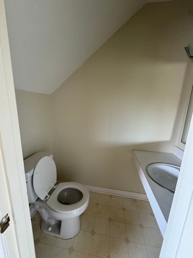 Building Photo - 2BR/2.5BA condo in Champion Court near Cen...
