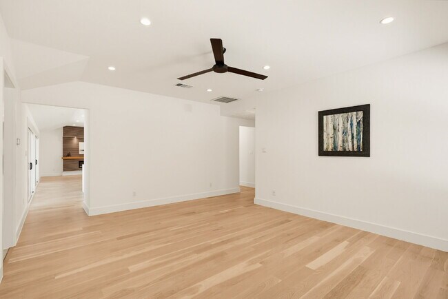 Building Photo - 6331 Linden Ln