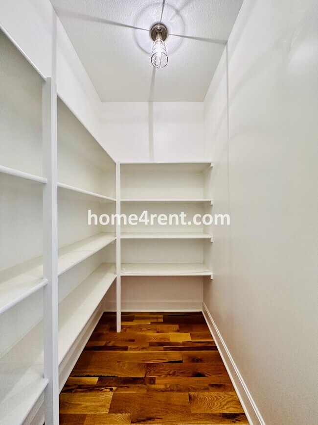 Building Photo - Exceptional Olathe Home in the Cedar Creek Subdivision w/ Wood Floors and a Finished Basment!