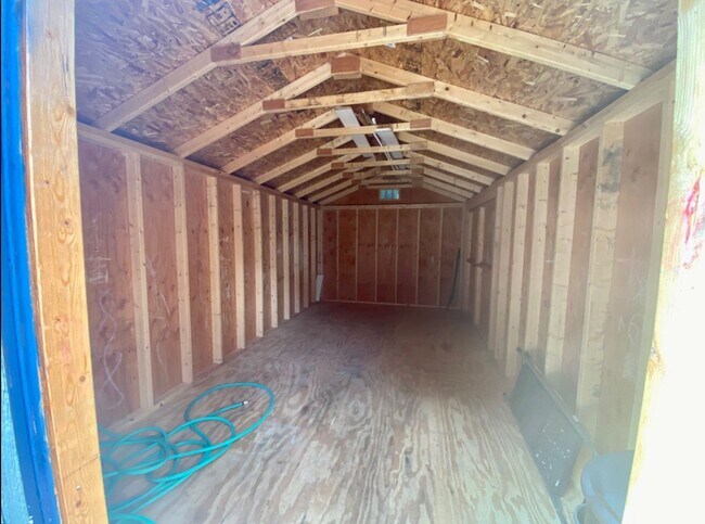 Building Photo - Stunning Bi-Level 3 Bedroom Home in Forest...