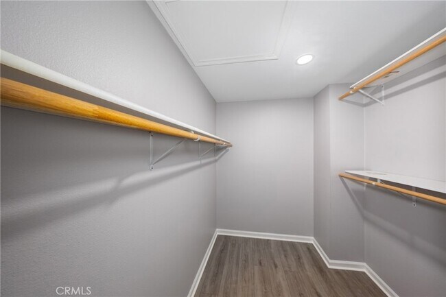 Building Photo - 642 N 6th Ave