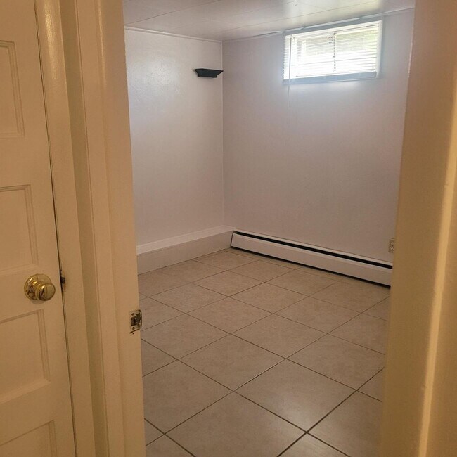 Building Photo - 2 Bed, 1 Bath Basement Apartment Near CMU!!!!