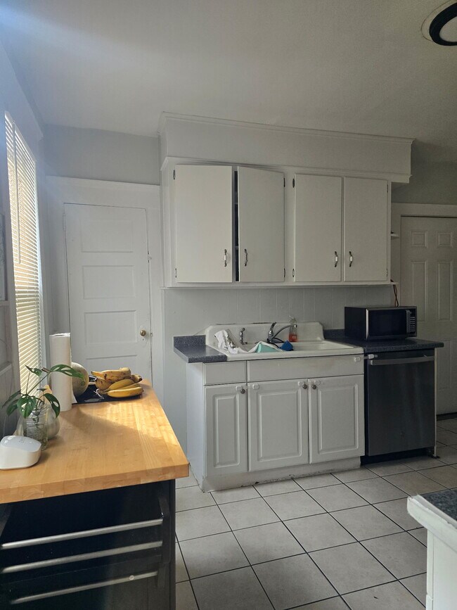 Building Photo - 175 Wilson St