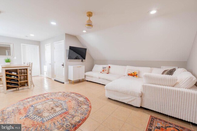 Building Photo - 341 Gordon Rd