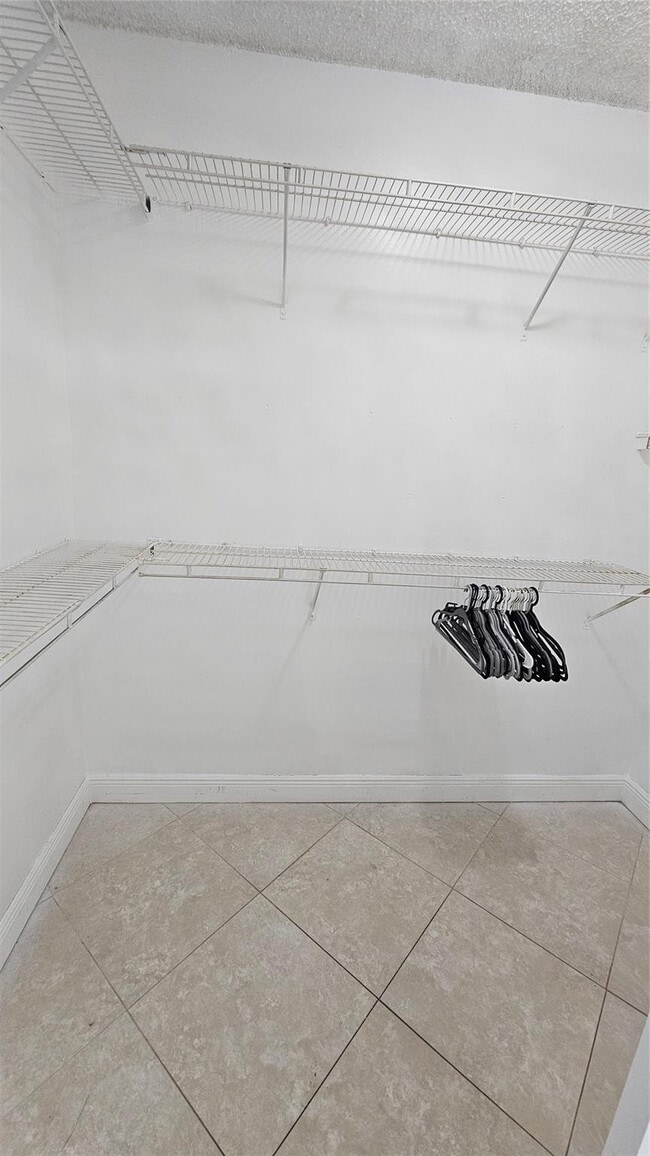 Building Photo - 6960 SW 39th St