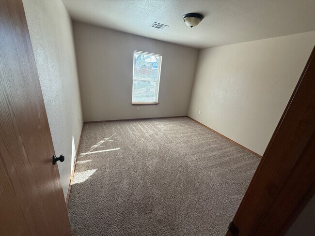 Building Photo - 511b NE 6th St - 511B NE 6th