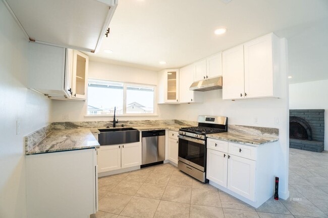 Building Photo - Stunning Fully Remodeled Home for Rent – M...