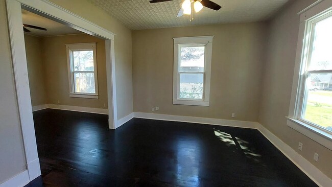 Building Photo - 423 E Sears St