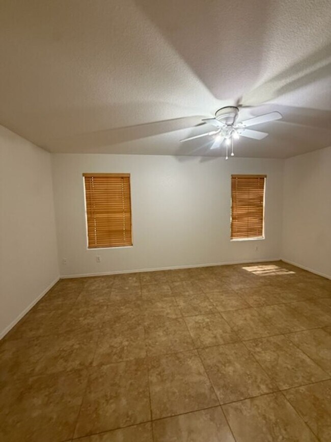 Building Photo - 1704 E Los Alamos St
