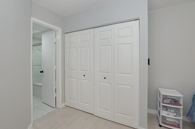 Building Photo - 1530 SE Royal Green Cir