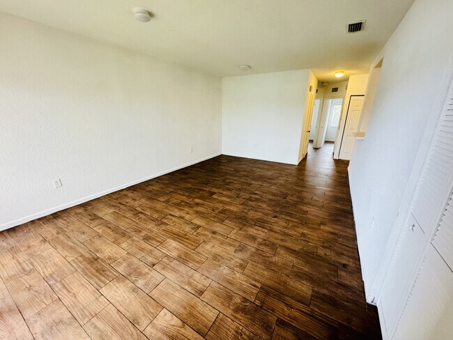 Building Photo - 1157 Golden Lakes Blvd