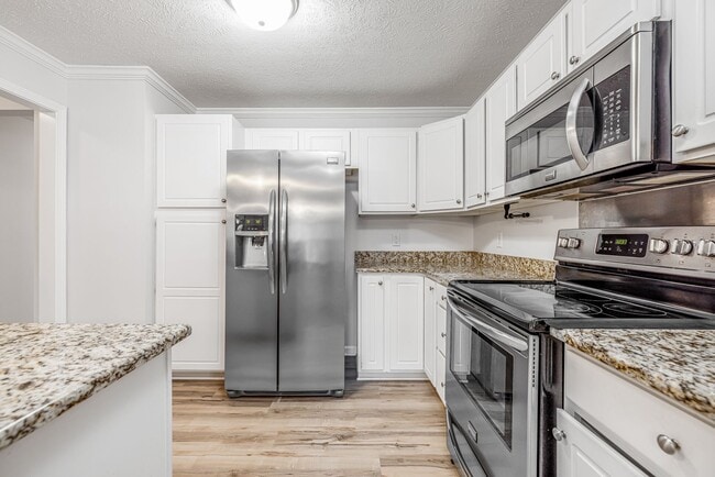 Building Photo - 3 Bedroom Lake View Condo on McFayden Lake with Lakeviews