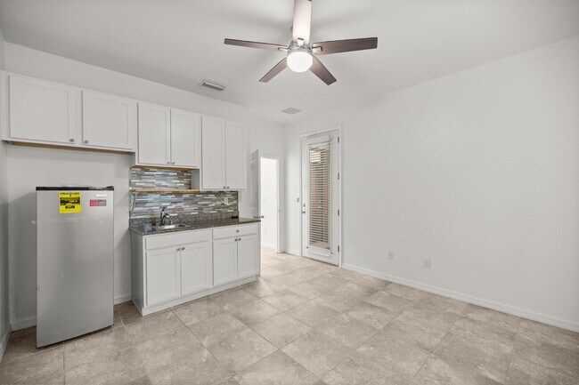 Building Photo - Spacious 4 Bedroom Home with Private Mother-in-Law Suite – Pet Friendly & Move-In Ready!