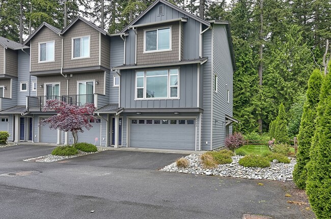 Primary Photo - Near Silver Lake - Spacious 4 Bedroom Town...