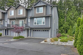 Building Photo - Spacious 4 Bedroom Townhome - Move In Spec...