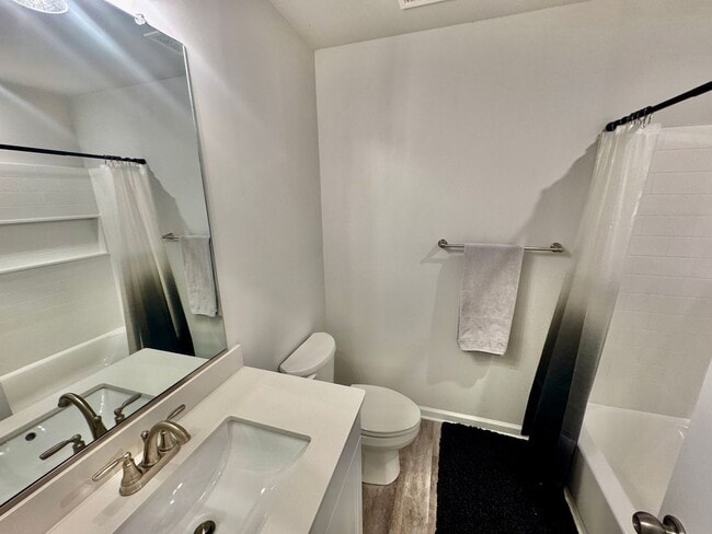 Building Photo - Spacious 3 Bedroom Townhouse