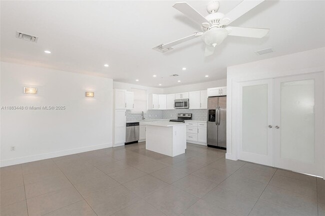 Building Photo - 555 E Dania Beach Blvd