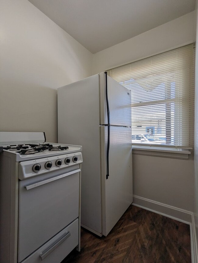 Building Photo - Great 1 bed/1 bath apartment with solid surface flooring!