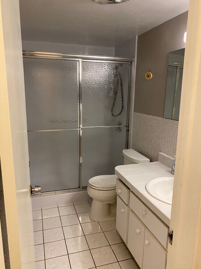 Building Photo - 2121 NE 42nd Ct