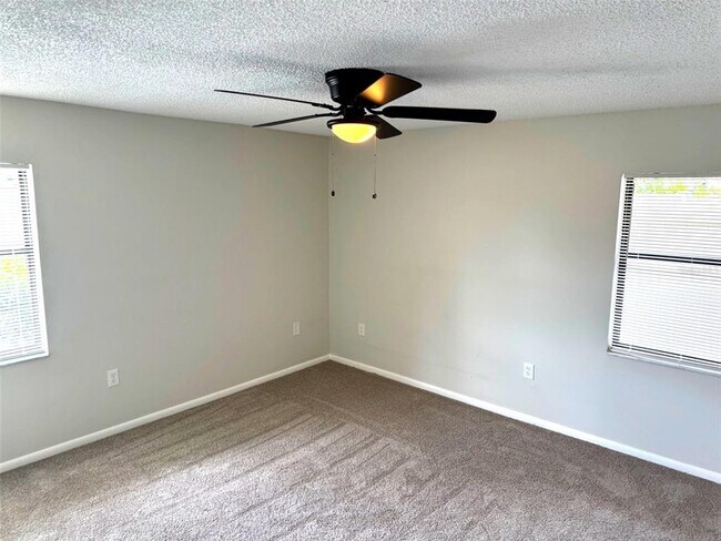 Building Photo - 427 Lake Daisy Dr