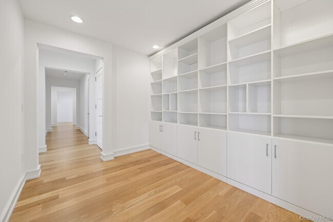 Building Photo - 1 Renaissance Square