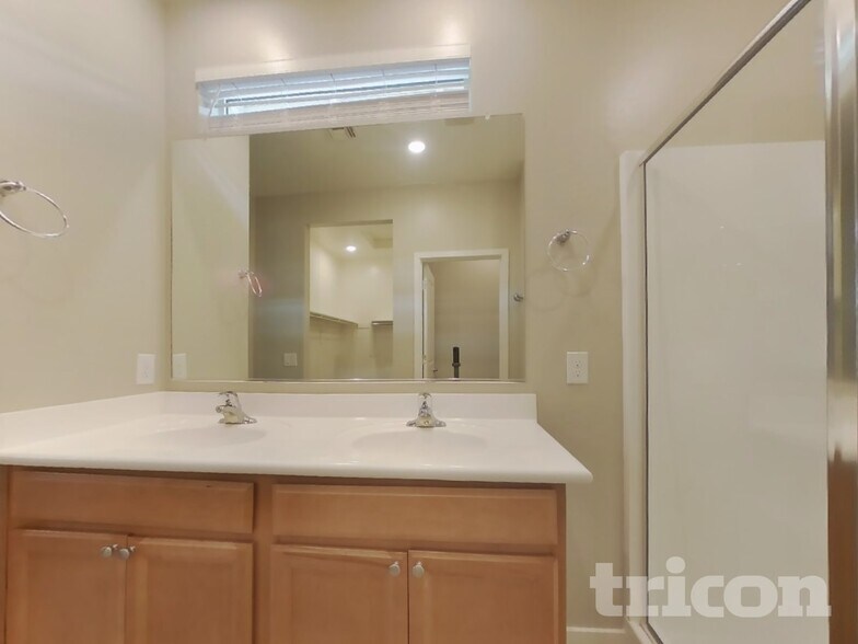 Building Photo - 14366 W Pershing St