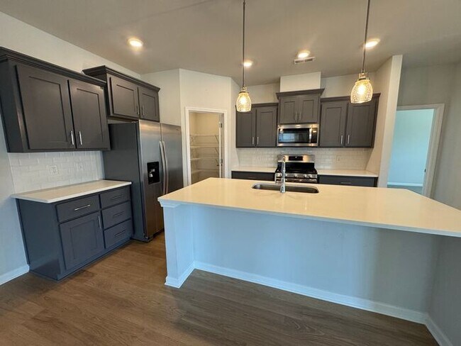 Building Photo - Spacious home with a fence, in PRIME location with a move in special