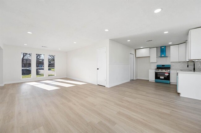 Building Photo - 15006 Wellman Ln