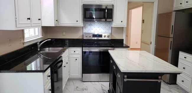 Building Photo - 211 Surrey Rd