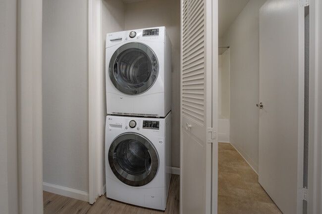 Breakwater 3 Bed, Laundry - Breakwater Apartments