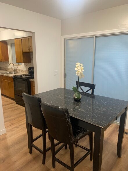 Table and 4 chairs - 886 Raymond Dr