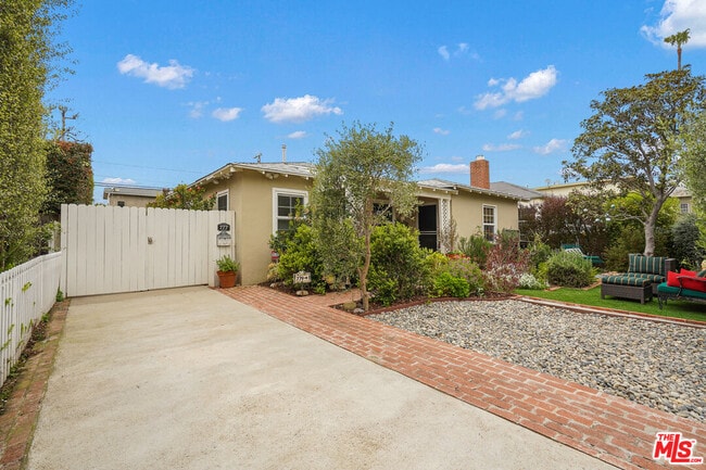 Building Photo - 777 El Medio Ave