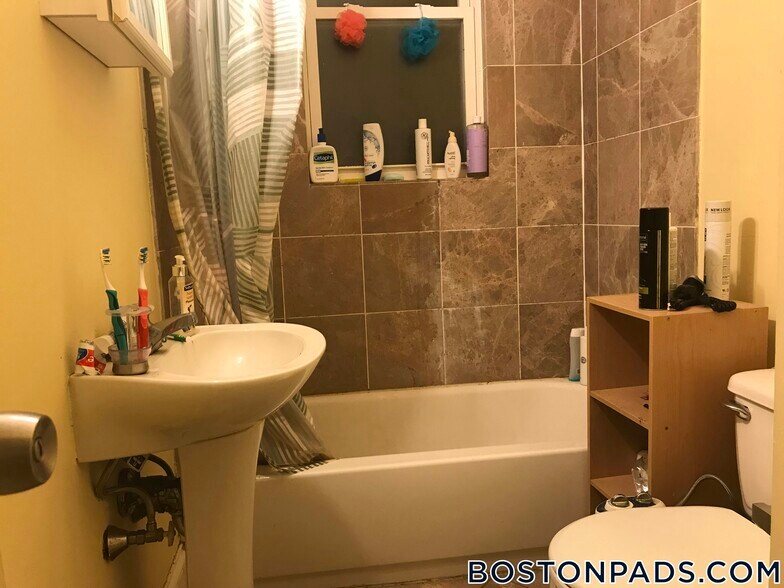 Building Photo - 731 Parker St