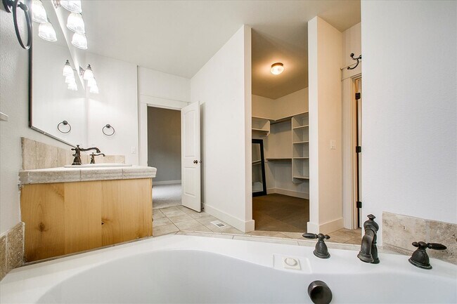 Building Photo - Beautiful Home In Hidden Springs