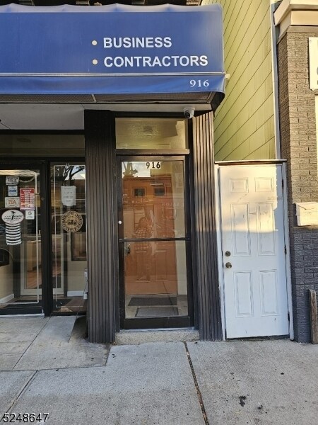 Building Photo - 916 Broadway