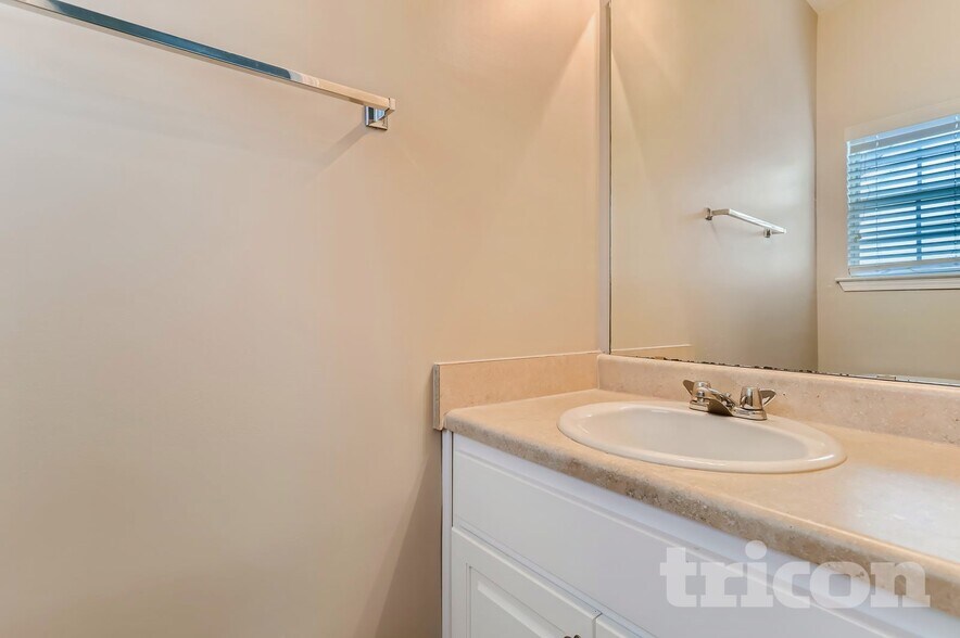 Building Photo - 10 St Charles Pl