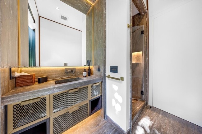 Building Photo - 200 W Rivo Alto Dr