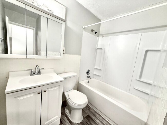 Building Photo - 3 bed 2 bath Great Neighborhood!!