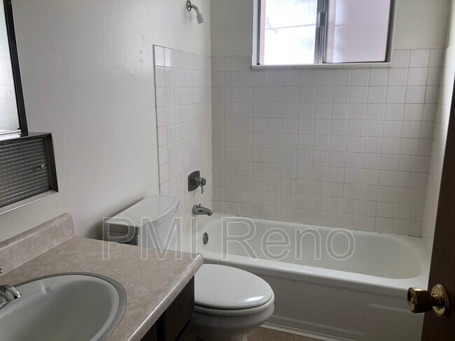 Building Photo - 372 La Rue Ave