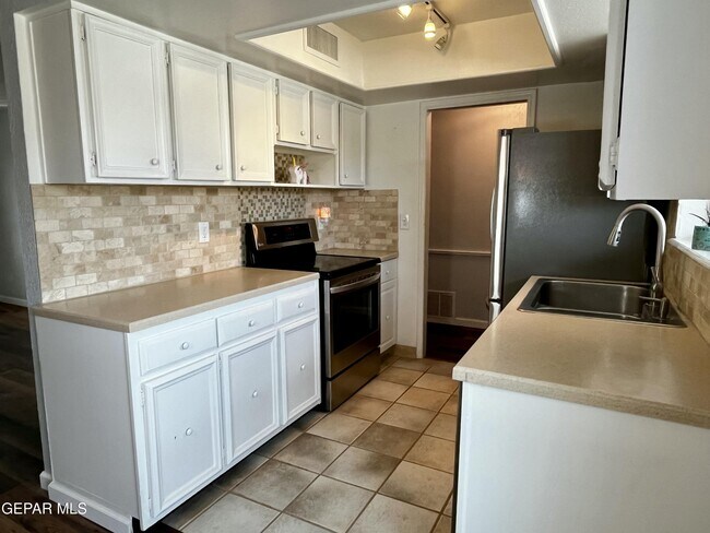 Building Photo - 6700 Escondido Dr