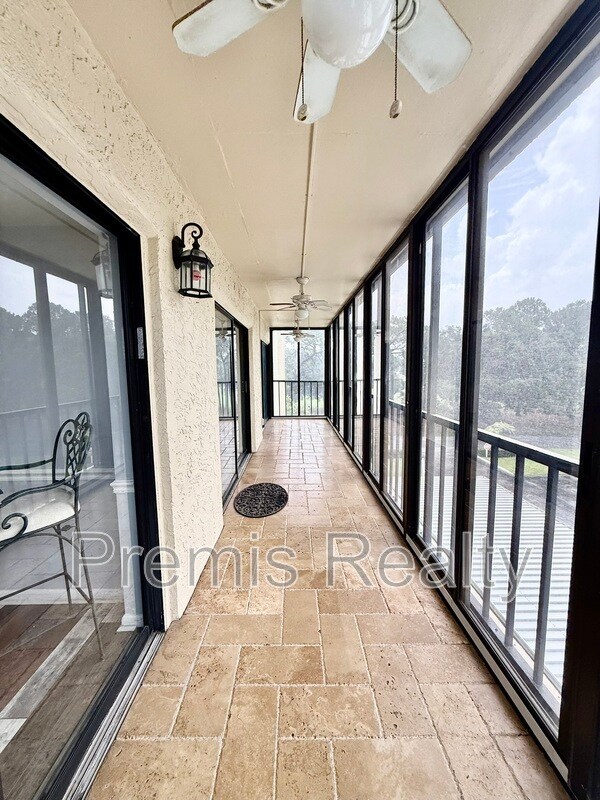 Building Photo - 2800 Cove Cay Dr