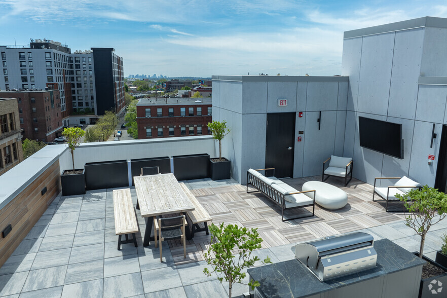 The Oxford Lynn - Resident Roof Deck - The Oxford Lynn