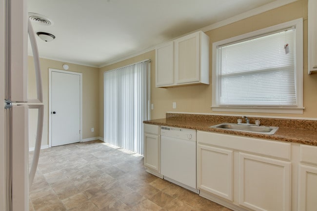 Building Photo - 2216 Walden Dr