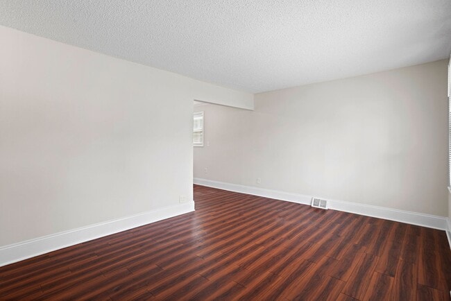 Building Photo - 412 Woodbury Lake Rd