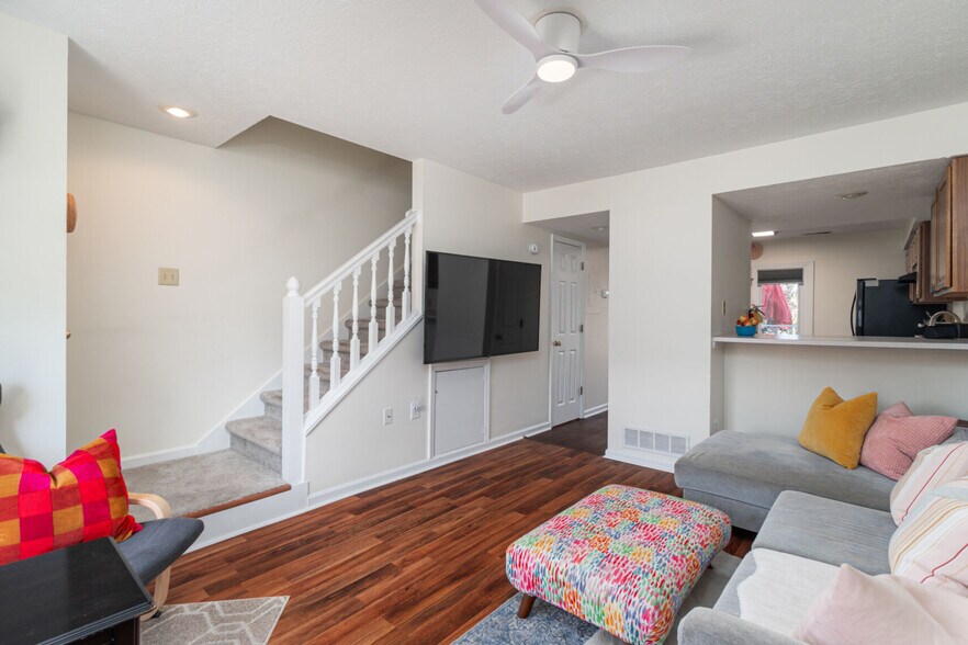 Living room - 753 E Sherwood Hills Dr