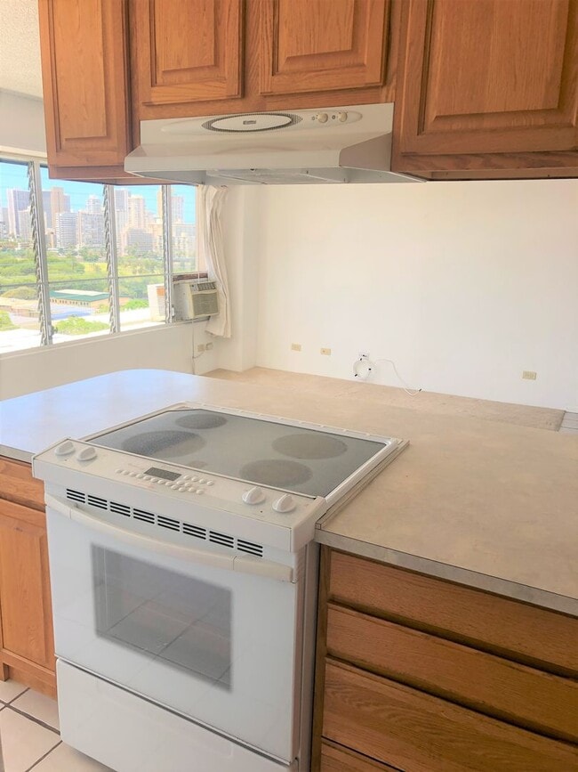Building Photo - One bedroom corner unit at Regency Tower 1502