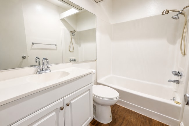 Building Photo - 2 Bedroom + 2 Bath Condo in Winnetka